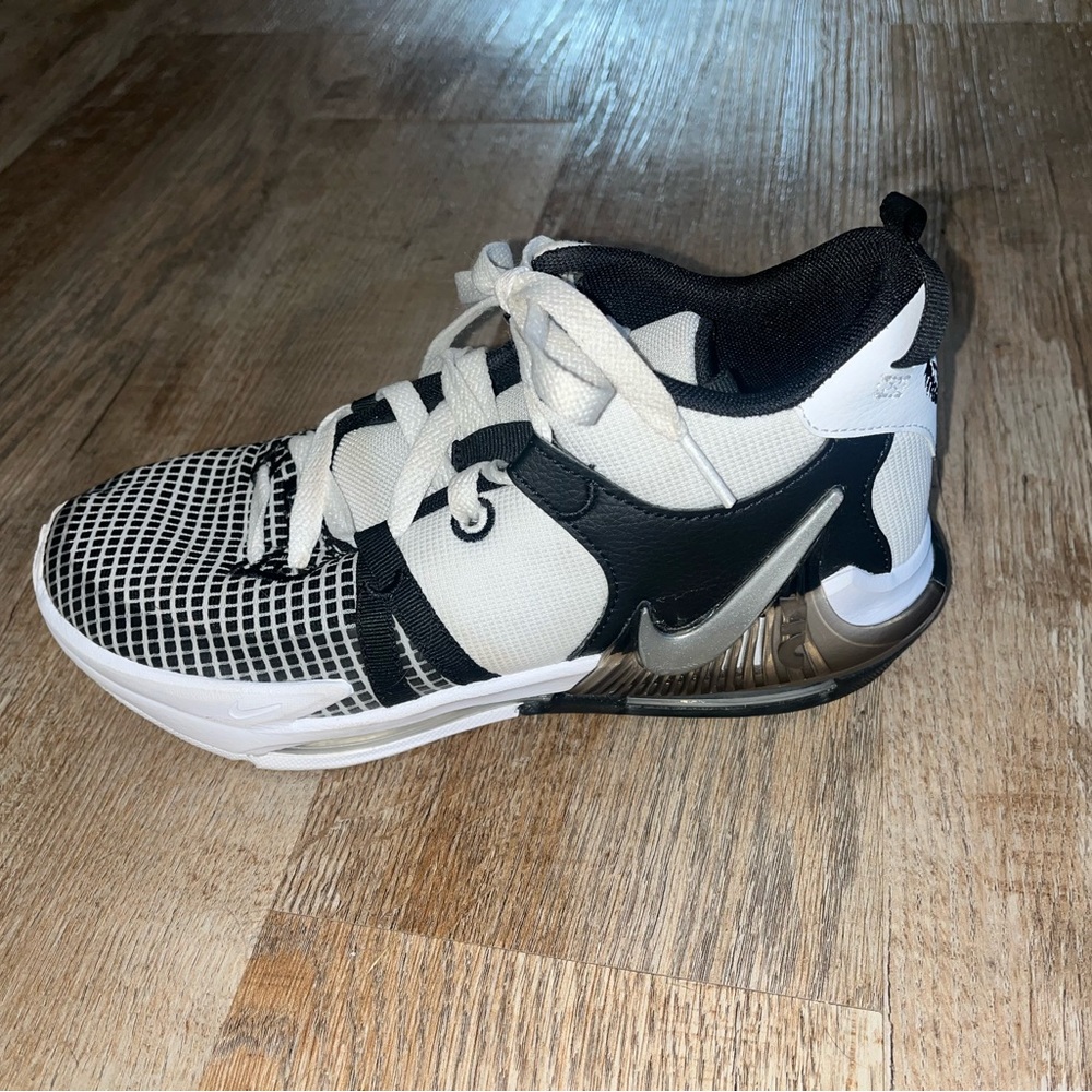 NIKE BIG KIDS YOUTH BASKET BALL SHOES